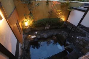 野澤溫泉的住宿－野沢温泉　奈良屋旅館，后院池塘的顶部景色