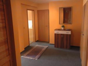 a bathroom with orange walls and a sink and a mirror at Monteur-Wohnungen, City-Apartment Sarrebruck in Saarbrücken