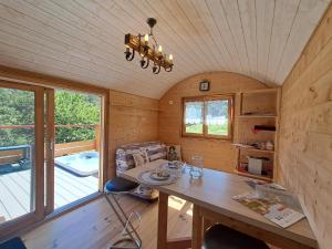 ein kleines Zimmer mit einem Tisch in einer Hütte in der Unterkunft La roulotte du tonnelier in Castelnau-de-Montmiral