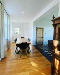 - une salle à manger avec une table en bois dans l'établissement Huisje aan de Schelde, à Spiere