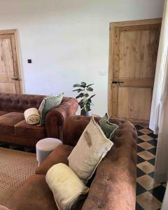 a living room with two couches and a couch at Huisje aan de Schelde in Spiere