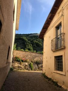 eine Gasse zwischen einem Gebäude mit Balkon in der Unterkunft La Casa del Lupo in Collimento