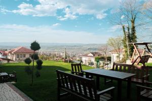 een patio met een tafel en banken en een speeltuin bij Kartepe LOFT in Kocaeli