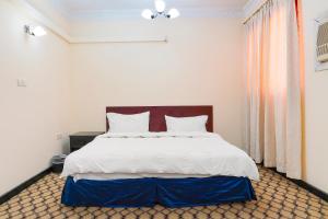 Cama ou camas em um quarto em OYO 124 Al Salam Palace Hotel