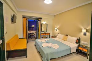 Un ou plusieurs lits dans un hébergement de l'établissement Maria Beach Hotel