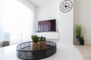 TV a/nebo společenská místnost v ubytování Luxury beachfront Villa Crystal Aenona - by TA Leut Agency