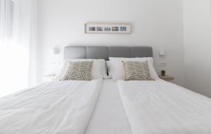 Postel nebo postele na pokoji v ubytování Luxury beachfront Villa Crystal Aenona - by TA Leut Agency