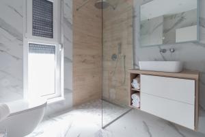 Koupelna v ubytování Luxury beachfront Villa Crystal Aenona - by TA Leut Agency