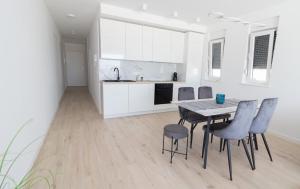 Kuchyň nebo kuchyňský kout v ubytování Luxury beachfront Villa Crystal Aenona - by TA Leut Agency