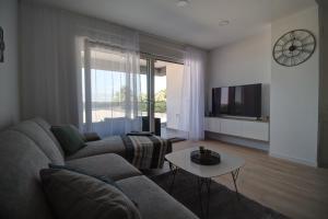 TV a/nebo společenská místnost v ubytování Luxury beachfront Villa Crystal Aenona - by TA Leut Agency