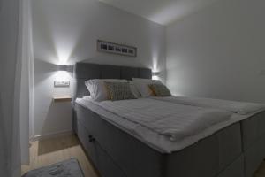 Postel nebo postele na pokoji v ubytování Luxury beachfront Villa Crystal Aenona - by TA Leut Agency