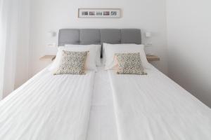 Postel nebo postele na pokoji v ubytování Luxury beachfront Villa Crystal Aenona - by TA Leut Agency