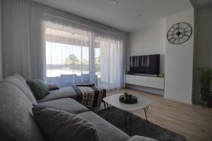 TV a/nebo společenská místnost v ubytování Luxury beachfront Villa Crystal Aenona - by TA Leut Agency
