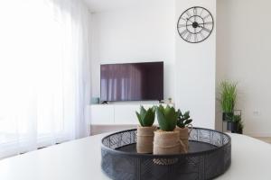 TV a/nebo společenská místnost v ubytování Luxury beachfront Villa Crystal Aenona - by TA Leut Agency