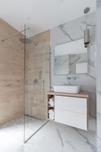 Koupelna v ubytování Luxury beachfront Villa Crystal Aenona - by TA Leut Agency + 37 fotografií