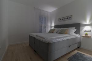 Postel nebo postele na pokoji v ubytování Luxury beachfront Villa Crystal Aenona - by TA Leut Agency