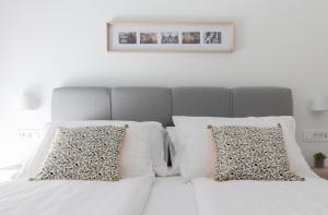 Postel nebo postele na pokoji v ubytování Luxury beachfront Villa Crystal Aenona - by TA Leut Agency