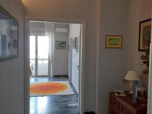 a hallway with a door open to a room at B&B il geranio sul mare in Reggio di Calabria