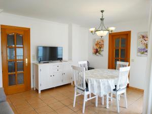 TV a/nebo společenská místnost v ubytování Vista Mar y Castillo Orangecosta