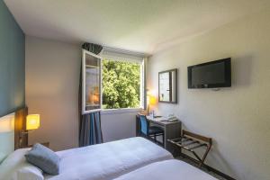 Voodi või voodid majutusasutuse Hôtel Miramont toas