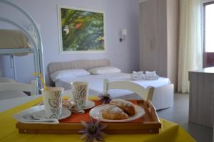 ein Tablett mit zwei Teller Essen auf einem Tisch in der Unterkunft Silarus B&B in Capaccio-Paestum