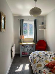 A bed or beds in a room at Drake Cottage - riverside retreat, Jackfield, Ironbridge Gorge, Shropshire