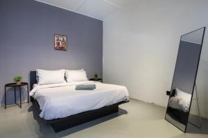 Postel nebo postele na pokoji v ubytování Cozy Homestay with Karaoke System & Pool Table