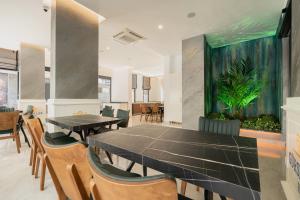 a dining room with a table and chairs at Gurses Life Hotel in Alanya