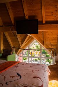 1 dormitorio con 1 cama y TV de pantalla plana en All Senses Ferienwohnung en Hirschbach
