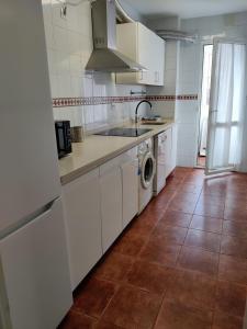 kuchnia ze zlewem i pralką w obiekcie Apartamento Málaga Centro w Maladze