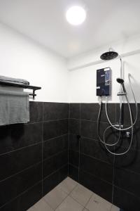 Koupelna v ubytování Cozy Homestay with Karaoke System & Pool Table