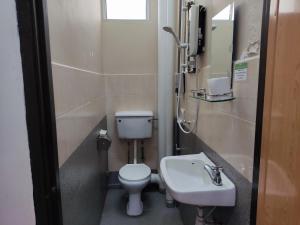 ein kleines Badezimmer mit Toilette und Waschbecken in der Unterkunft Penang Tg Bungah Permai Ria Apartment in Tanjung Bungah + 19 Fotos