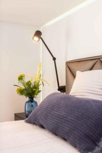 A bed or beds in a room at Premium Rooms by Hi5 - Style at the Comedy Theater