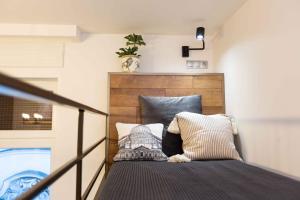 A bed or beds in a room at Premium Rooms by Hi5 - Style at the Comedy Theater