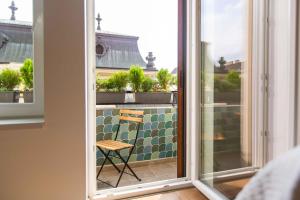 A balcony or terrace at Premium Rooms by Hi5 - Style at the Comedy Theater