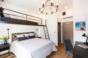 A bed or beds in a room at Premium Rooms by Hi5 - Style at the Comedy Theater