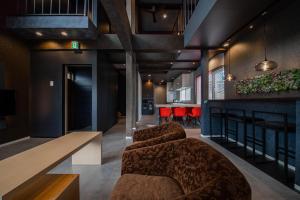 Khu vực lounge/bar tại THE BEEHIVE AIOI