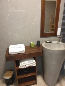 a bathroom with a sink and a mirror and towels at Cœur d’arty show in La Garonnette-Plage