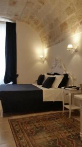 a bedroom with a bed in a room with a window at Affittacamere La Cattedrale in Monopoli