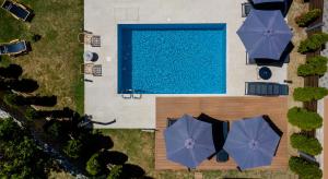 uma vista superior de uma piscina com guarda-sóis em B&B Vila Sabbia em Lopar