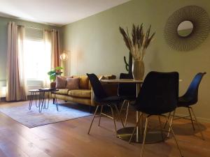 een woonkamer met een bank, een tafel en stoelen bij BnB Antwerpen - CHIQUE in Antwerpen +55 foto's