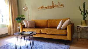 - un salon avec un canapé et une table dans l'établissement BnB Antwerpen - CHIQUE, à Anvers
