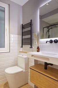 Bilik mandi di Zinemaldi Suite by FeelFree Rentals