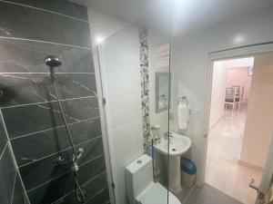 Un baño con ducha, inodoro y lavabo. en 7DR Apt in Prime Location Near Monumental Area, en Santiago de los Caballeros 12 fotos más