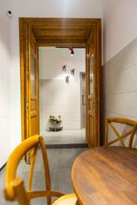 A seating area at Premium Rooms by Hi5 - Style at the Comedy Theater