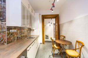 A kitchen or kitchenette at Premium Rooms by Hi5 - Style at the Comedy Theater