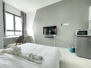 #HS 2Bedroom S&THomez 盛婷民宿 Horizon Suite WiFi&NetFlix KLIA房間的床