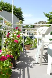 Um jardim no exterior de Apartments Surban