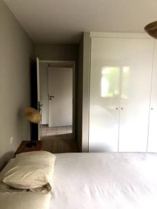 En eller flere senge i et værelse på La Clé de la Forêt