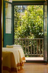 Zimmer mit einem Tisch und einem großen Fenster in der Unterkunft HOTEL PALACIO DE FIAME in Verdicio